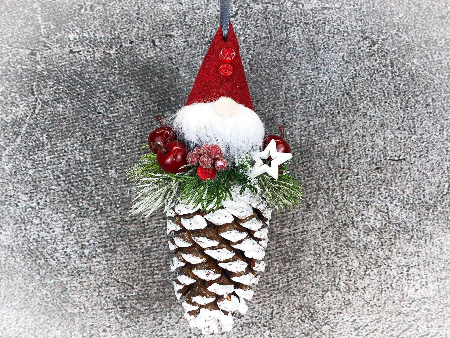 Wichtel mit roter Mütze! Advent Fenster Fensterschmuck Fensterdeko Deko Weihnachten Wichtel gekalkter Zapfen – handgemacht aus Seiden- und Kunstblumen, langlebig & pflegeleicht von SarahsFlowerStudio