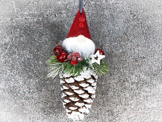 Wichtel mit roter Mütze! Advent Fenster Fensterschmuck Fensterdeko Deko Weihnachten Wichtel gekalkter Zapfen – handgemacht aus Seiden- und Kunstblumen, langlebig & pflegeleicht von SarahsFlowerStudio
