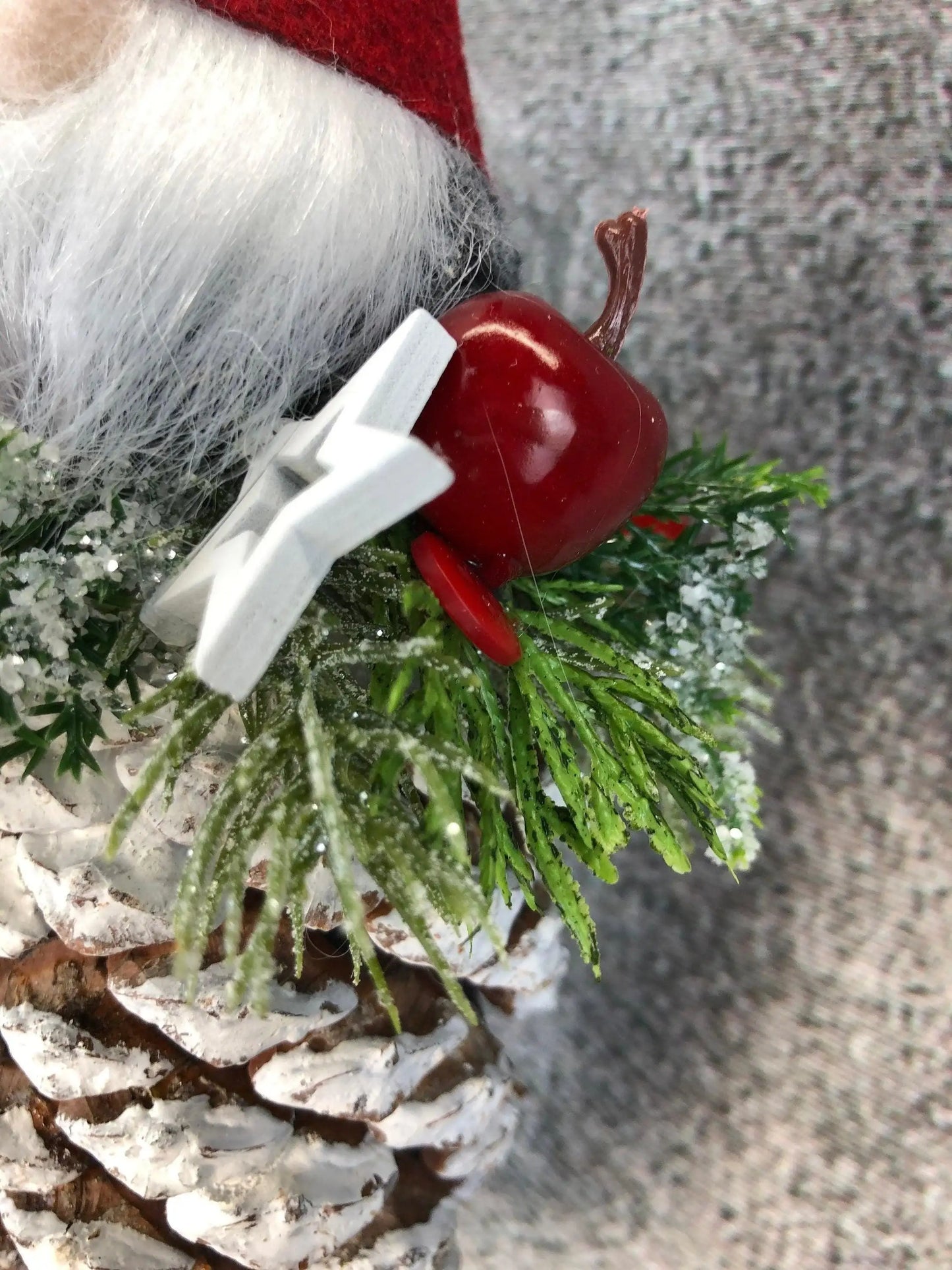 Wichtel mit roter Mütze! Advent Fenster Fensterschmuck Fensterdeko Deko Weihnachten Wichtel gekalkter Zapfen – handgemacht aus Seiden- und Kunstblumen, langlebig & pflegeleicht von SarahsFlowerStudio