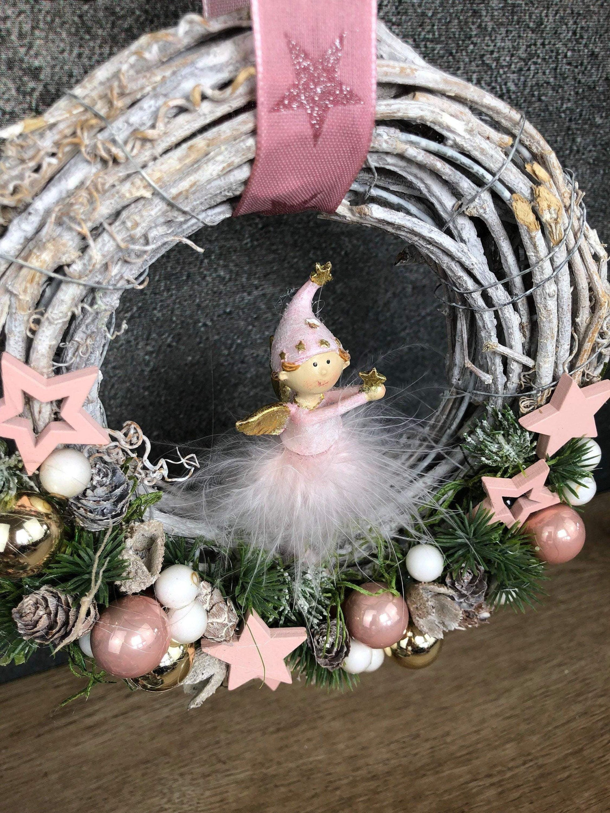 Türkranz Engel Engelchen Advent Kranz Rosa Türdekoration Stern Kugeln Weihnachten Weidenkranz – handgemacht aus Seiden- und Kunstblumen, langlebig & pflegeleicht von SarahsFlowerStudio