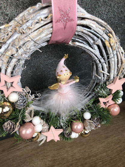 Türkranz Engel Engelchen Advent Kranz Rosa Türdekoration Stern Kugeln Weihnachten Weidenkranz – handgemacht aus Seiden- und Kunstblumen, langlebig & pflegeleicht von SarahsFlowerStudio