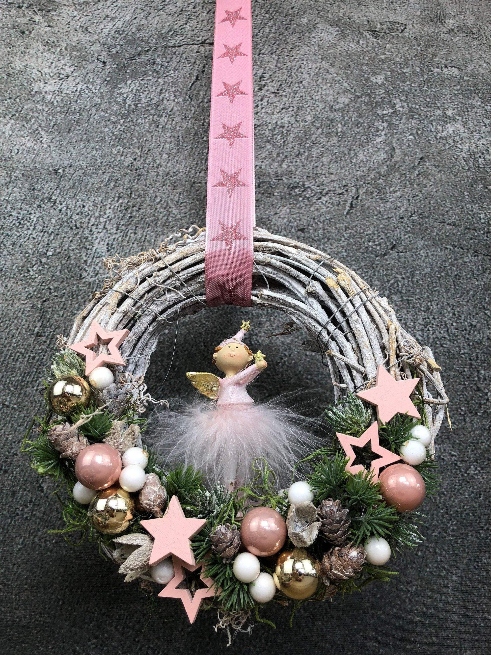 Türkranz Engel Engelchen Advent Kranz Rosa Türdekoration Stern Kugeln Weihnachten Weidenkranz – handgemacht aus Seiden- und Kunstblumen, langlebig & pflegeleicht von SarahsFlowerStudio