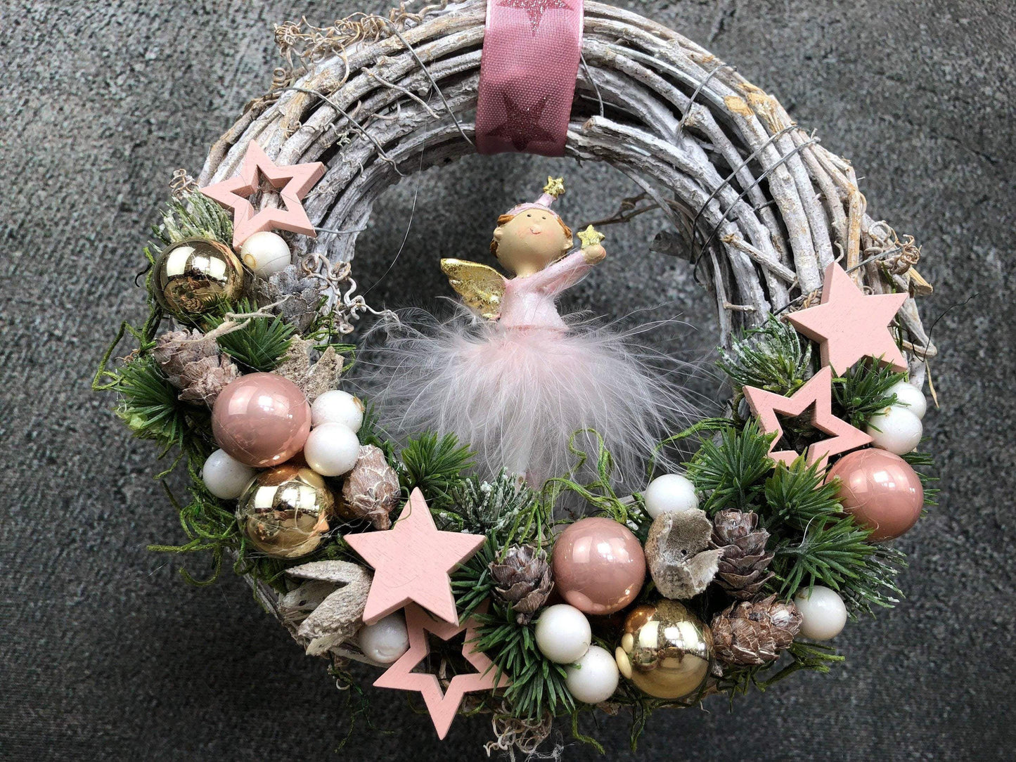 Türkranz Engel Engelchen Advent Kranz Rosa Türdekoration Stern Kugeln Weihnachten Weidenkranz – handgemacht aus Seiden- und Kunstblumen, langlebig & pflegeleicht von SarahsFlowerStudio