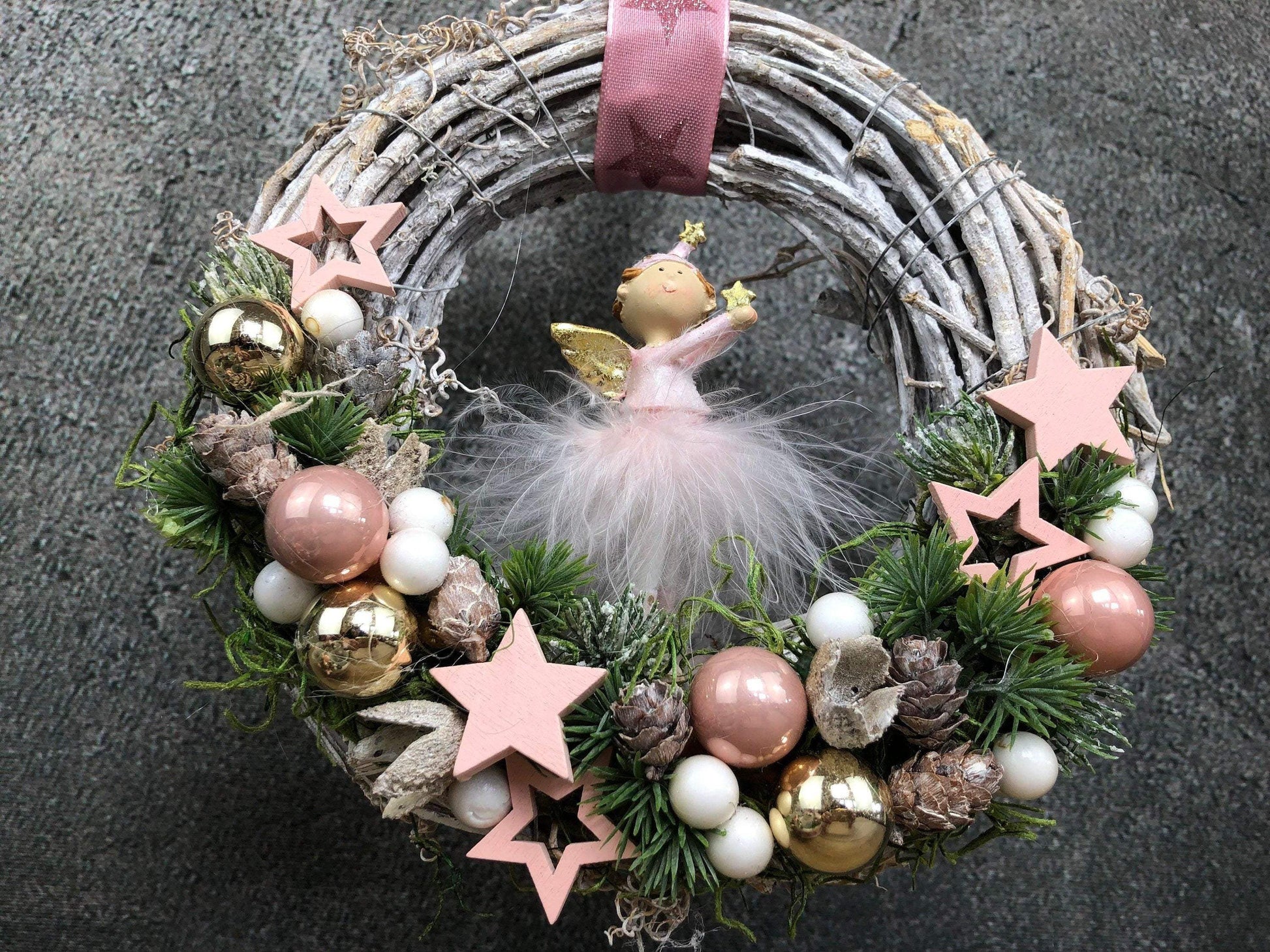 Türkranz Engel Engelchen Advent Kranz Rosa Türdekoration Stern Kugeln Weihnachten Weidenkranz – handgemacht aus Seiden- und Kunstblumen, langlebig & pflegeleicht von SarahsFlowerStudio
