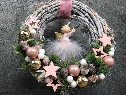 Türkranz Engel Engelchen Advent Kranz Rosa Türdekoration Stern Kugeln Weihnachten Weidenkranz – handgemacht aus Seiden- und Kunstblumen, langlebig & pflegeleicht von SarahsFlowerStudio