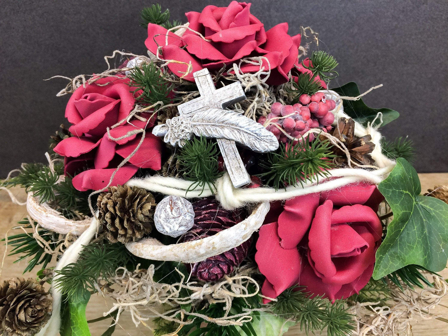 Grabgesteck Grabschmuck Grabvase Grabstrauß Grabdekoration Grabschmuck Allerheiligen Tannen Exoten Rosen Efeu Filzschnur Kreuz Feder Zapfen – handgemacht aus Seiden- und Kunstblumen, langlebig & pflegeleicht von SarahsFlowerStudio