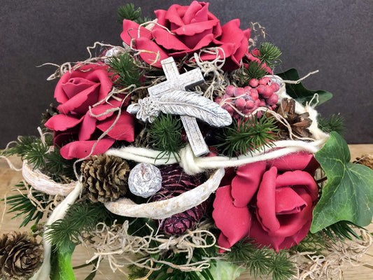 Grabgesteck Grabschmuck Grabvase Grabstrauß Grabdekoration Grabschmuck Allerheiligen Tannen Exoten Rosen Efeu Filzschnur Kreuz Feder Zapfen – handgemacht aus Seiden- und Kunstblumen, langlebig & pflegeleicht von SarahsFlowerStudio