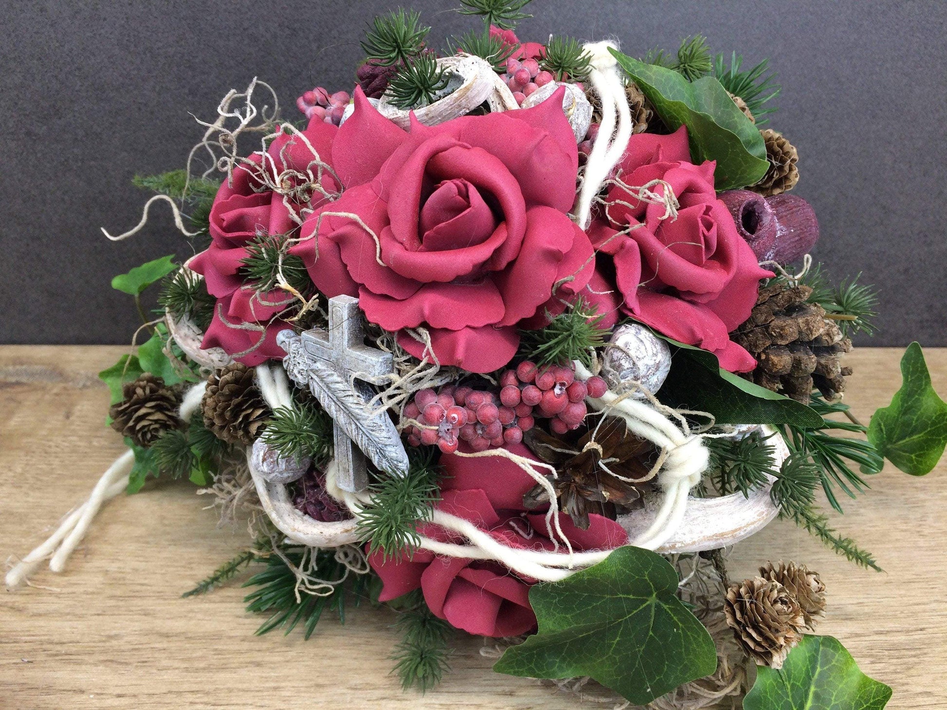 Grabgesteck Grabschmuck Grabvase Grabstrauß Grabdekoration Grabschmuck Allerheiligen Tannen Exoten Rosen Efeu Filzschnur Kreuz Feder Zapfen – handgemacht aus Seiden- und Kunstblumen, langlebig & pflegeleicht von SarahsFlowerStudio