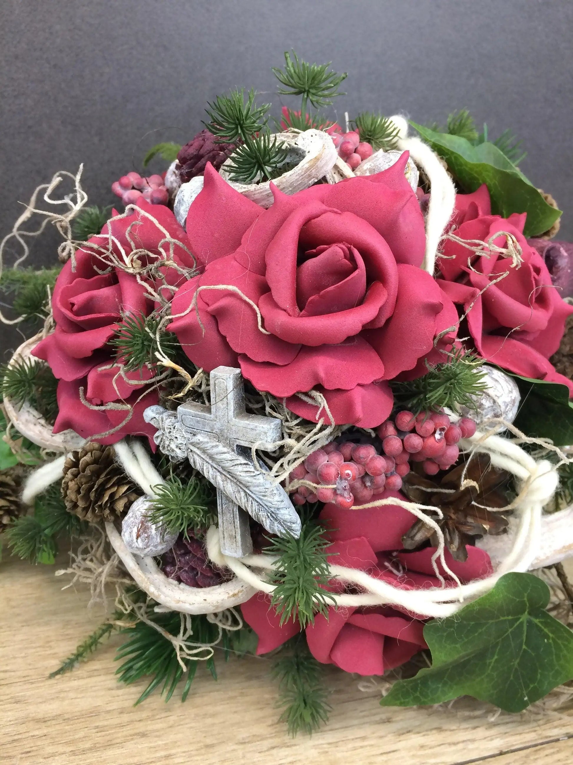 Grabgesteck Grabschmuck Grabvase Grabstrauß Grabdekoration Grabschmuck Allerheiligen Tannen Exoten Rosen Efeu Filzschnur Kreuz Feder Zapfen – handgemacht aus Seiden- und Kunstblumen, langlebig & pflegeleicht von SarahsFlowerStudio