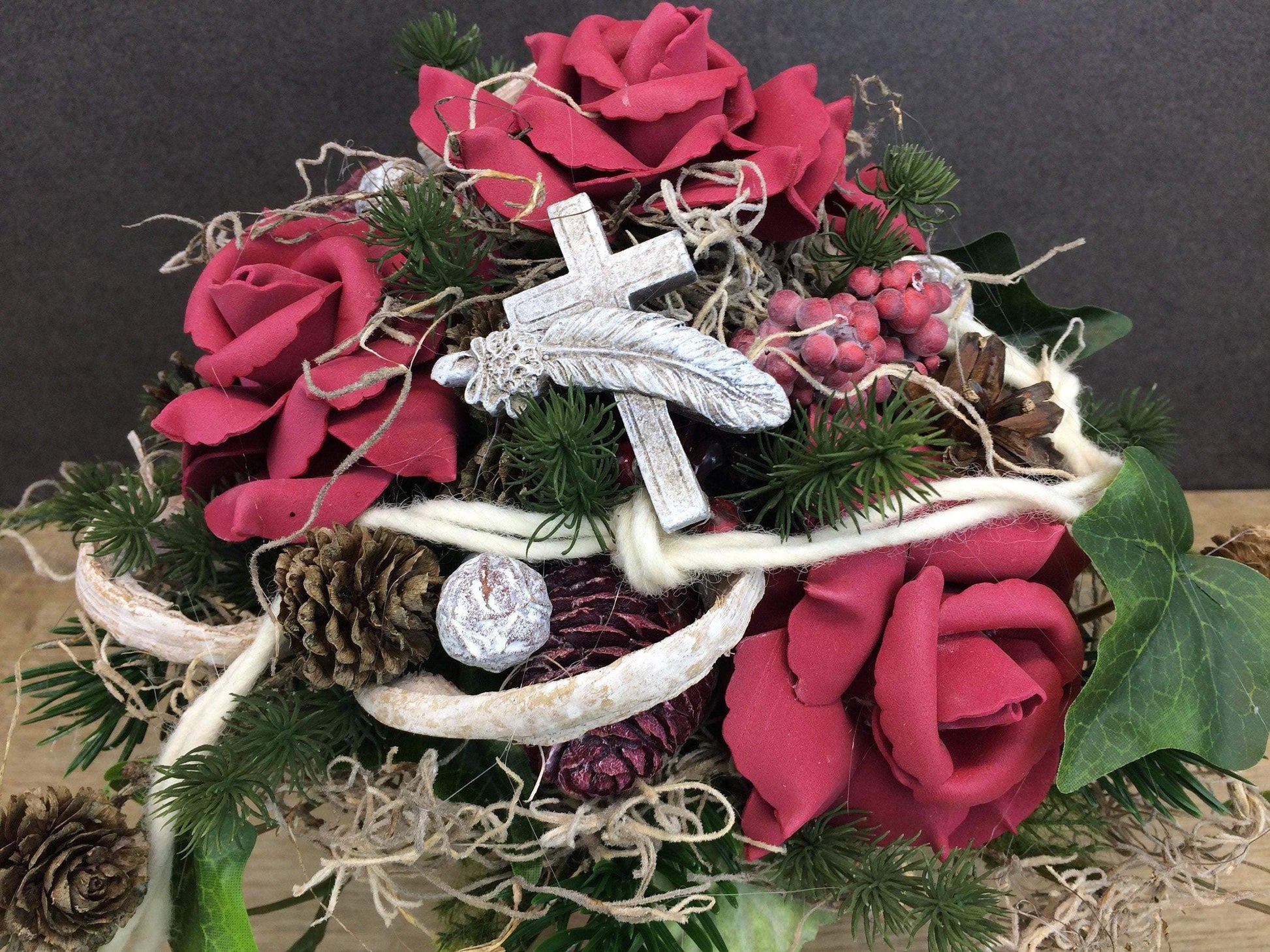 Grabgesteck Grabschmuck Grabvase Grabstrauß Grabdekoration Grabschmuck Allerheiligen Tannen Exoten Rosen Efeu Filzschnur Kreuz Feder Zapfen – handgemacht aus Seiden- und Kunstblumen, langlebig & pflegeleicht von SarahsFlowerStudio
