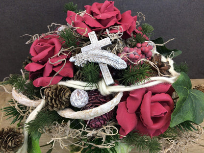 Grabgesteck Grabschmuck Grabvase Grabstrauß Grabdekoration Grabschmuck Allerheiligen Tannen Exoten Rosen Efeu Filzschnur Kreuz Feder Zapfen – handgemacht aus Seiden- und Kunstblumen, langlebig & pflegeleicht von SarahsFlowerStudio