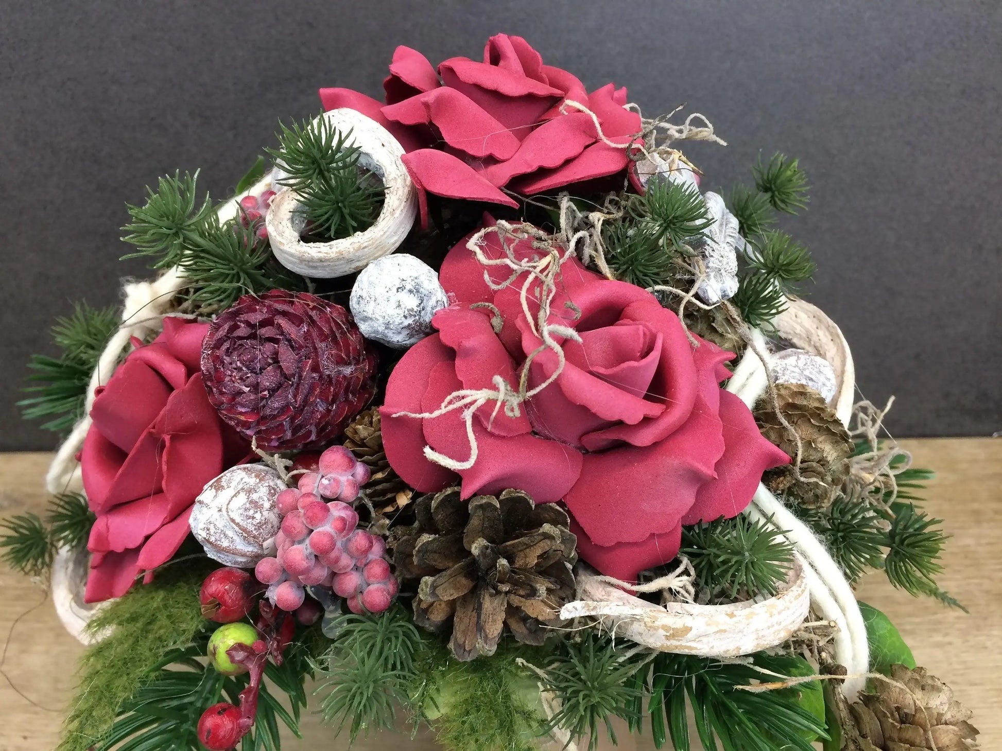 Grabgesteck Grabschmuck Grabvase Grabstrauß Grabdekoration Grabschmuck Allerheiligen Tannen Exoten Rosen Efeu Filzschnur Kreuz Feder Zapfen – handgemacht aus Seiden- und Kunstblumen, langlebig & pflegeleicht von SarahsFlowerStudio