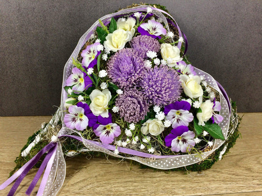 Grabgesteck Grabschmuck Herz Rosen Hornveilchen Stiefmütterchen Schleierkraut Grabdeko Grabdekoration – handgemacht aus Seiden- und Kunstblumen, langlebig & pflegeleicht von SarahsFlowerStudio
