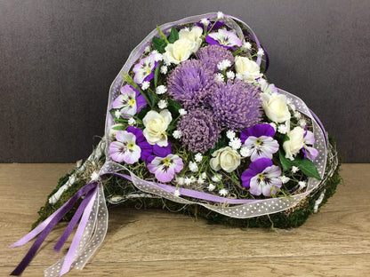 Grabgesteck Grabschmuck Herz Rosen Hornveilchen Stiefmütterchen Schleierkraut Grabdeko Grabdekoration – handgemacht aus Seiden- und Kunstblumen, langlebig & pflegeleicht von SarahsFlowerStudio