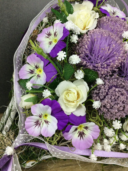 Grabgesteck Grabschmuck Herz Rosen Hornveilchen Stiefmütterchen Schleierkraut Grabdeko Grabdekoration – handgemacht aus Seiden- und Kunstblumen, langlebig & pflegeleicht von SarahsFlowerStudio
