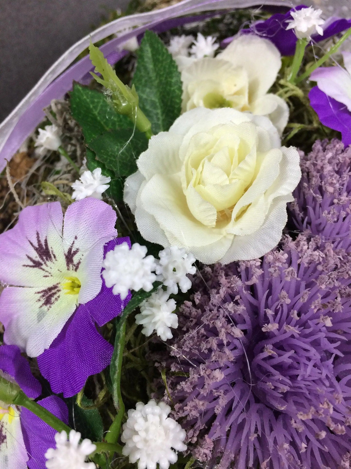 Grabgesteck Grabschmuck Herz Rosen Hornveilchen Stiefmütterchen Schleierkraut Grabdeko Grabdekoration – handgemacht aus Seiden- und Kunstblumen, langlebig & pflegeleicht von SarahsFlowerStudio