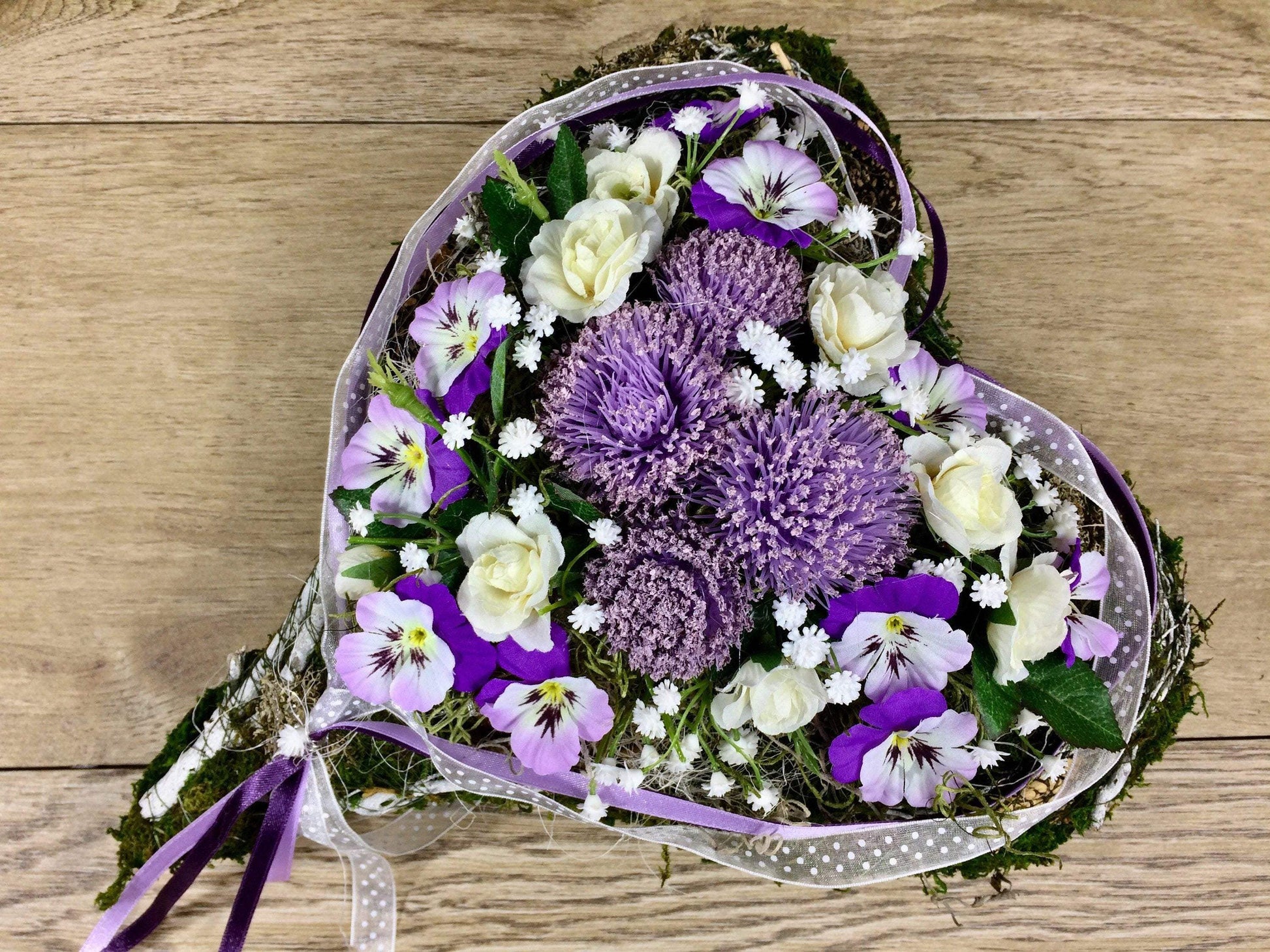 Grabgesteck Grabschmuck Herz Rosen Hornveilchen Stiefmütterchen Schleierkraut Grabdeko Grabdekoration – handgemacht aus Seiden- und Kunstblumen, langlebig & pflegeleicht von SarahsFlowerStudio
