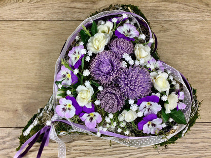 Grabgesteck Grabschmuck Herz Rosen Hornveilchen Stiefmütterchen Schleierkraut Grabdeko Grabdekoration – handgemacht aus Seiden- und Kunstblumen, langlebig & pflegeleicht von SarahsFlowerStudio
