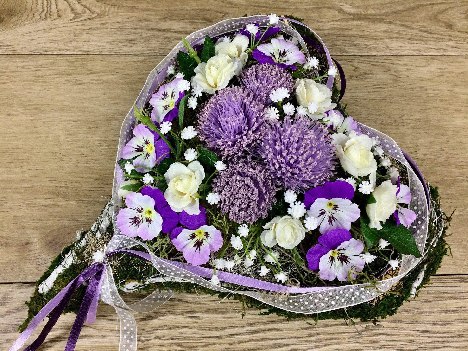 Grabgesteck Grabschmuck Herz Rosen Hornveilchen Stiefmütterchen Schleierkraut Grabdeko Grabdekoration – handgemacht aus Seiden- und Kunstblumen, langlebig & pflegeleicht von SarahsFlowerStudio