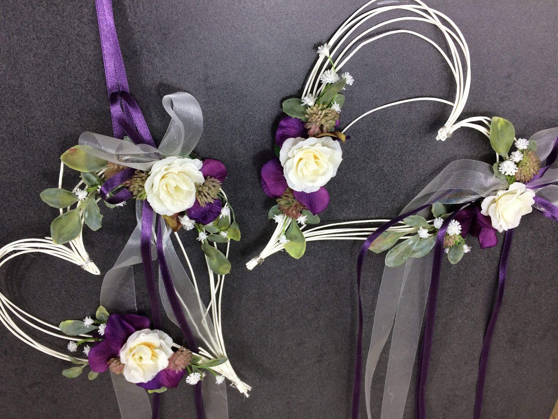 Autoschleife XXL für Seitenspiegel Kirchenbank Wunschfarbe große Schleife Dekoration Blumenschmuck Herz – handgemacht aus Seiden- und Kunstblumen, langlebig & pflegeleicht von SarahsFlowerStudio
