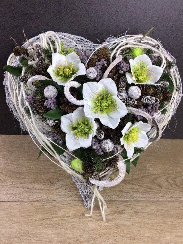 Grabgesteck 38x38cm Grabschmuck Herz Christrosen Grabdeko Grabdekoration – handgemacht aus Seiden- und Kunstblumen, langlebig & pflegeleicht von SarahsFlowerStudio