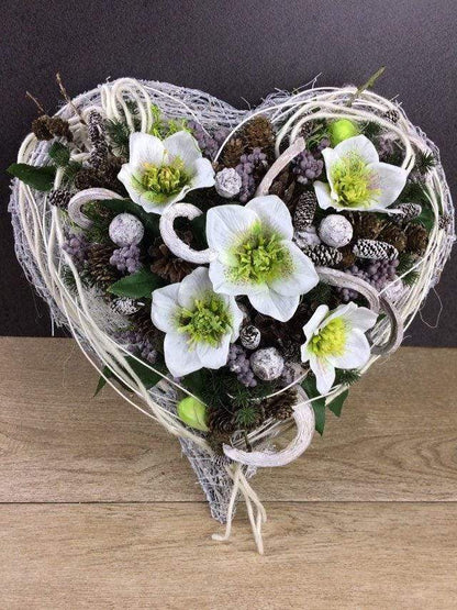 Grabgesteck 38x38cm Grabschmuck Herz Christrosen Grabdeko Grabdekoration – handgemacht aus Seiden- und Kunstblumen, langlebig & pflegeleicht von SarahsFlowerStudio