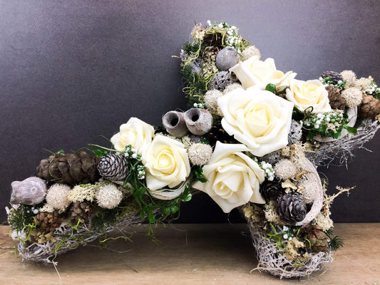 Grabschmuck Grabgesteck Gesteck Grab Allerheiligen Reebkreuz Kreuz Rose Grave Arrangument grave flowers longlasting Grabdeko Grabdekoration – handgemacht aus Seiden- und Kunstblumen, langlebig & pflegeleicht von SarahsFlowerStudio