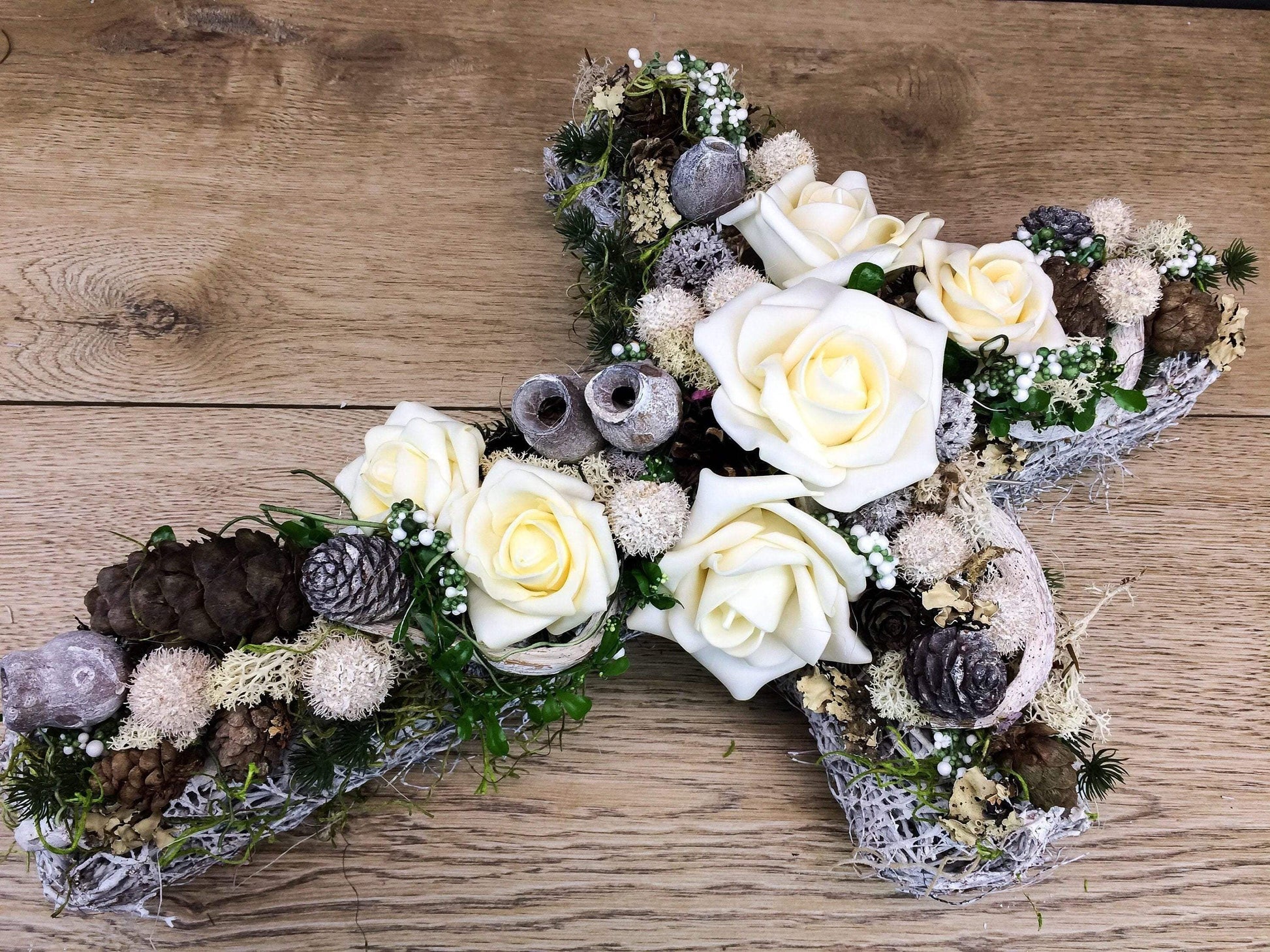 Grabschmuck Grabgesteck Gesteck Grab Allerheiligen Reebkreuz Kreuz Rose Grave Arrangument grave flowers longlasting Grabdeko Grabdekoration – handgemacht aus Seiden- und Kunstblumen, langlebig & pflegeleicht von SarahsFlowerStudio