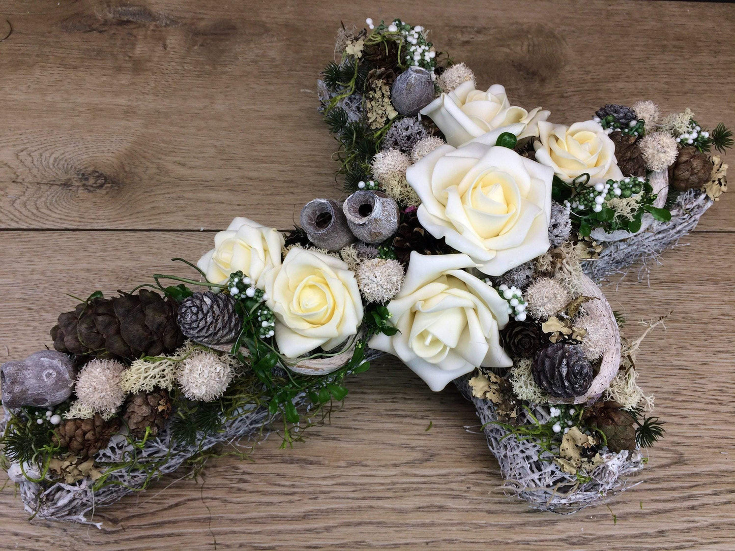 Grabschmuck Grabgesteck Gesteck Grab Allerheiligen Reebkreuz Kreuz Rose Grave Arrangument grave flowers longlasting Grabdeko Grabdekoration – handgemacht aus Seiden- und Kunstblumen, langlebig & pflegeleicht von SarahsFlowerStudio