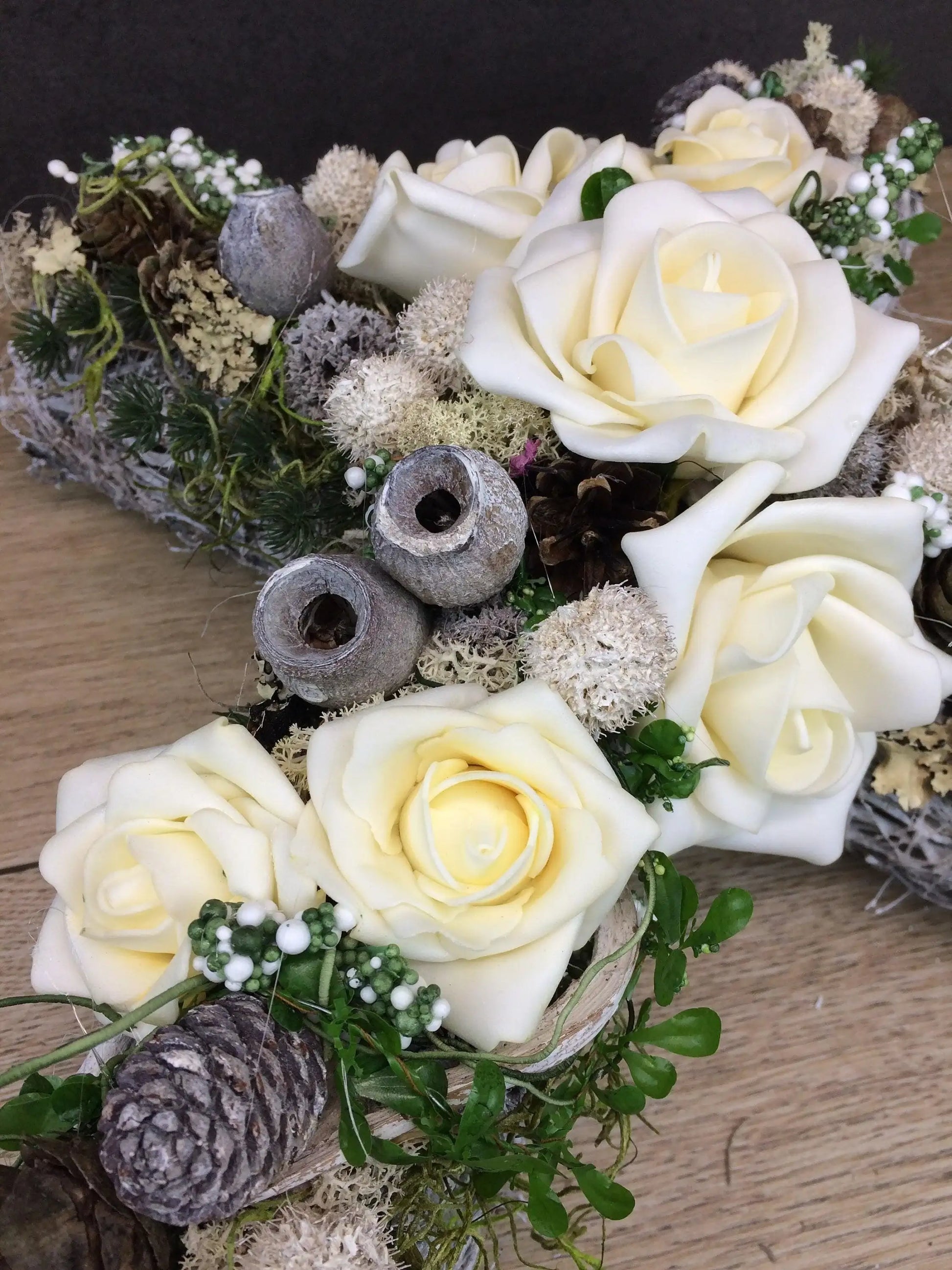 Grabschmuck Grabgesteck Gesteck Grab Allerheiligen Reebkreuz Kreuz Rose Grave Arrangument grave flowers longlasting Grabdeko Grabdekoration – handgemacht aus Seiden- und Kunstblumen, langlebig & pflegeleicht von SarahsFlowerStudio
