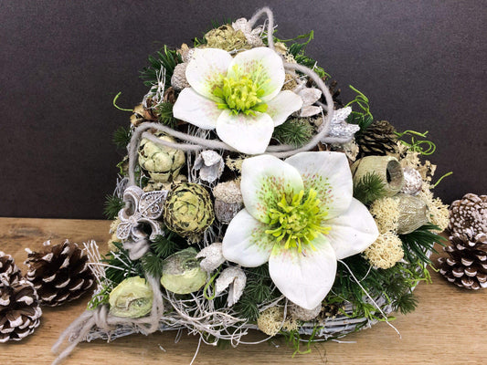 Grabgesteck Allerheiligen Grabschmuck Herz Christrosen Grabdeko Deko Grabdekoration Tanne Eicheln Buchecker Zapfen Exoten – handgemacht aus Seiden- und Kunstblumen, langlebig & pflegeleicht von SarahsFlowerStudio