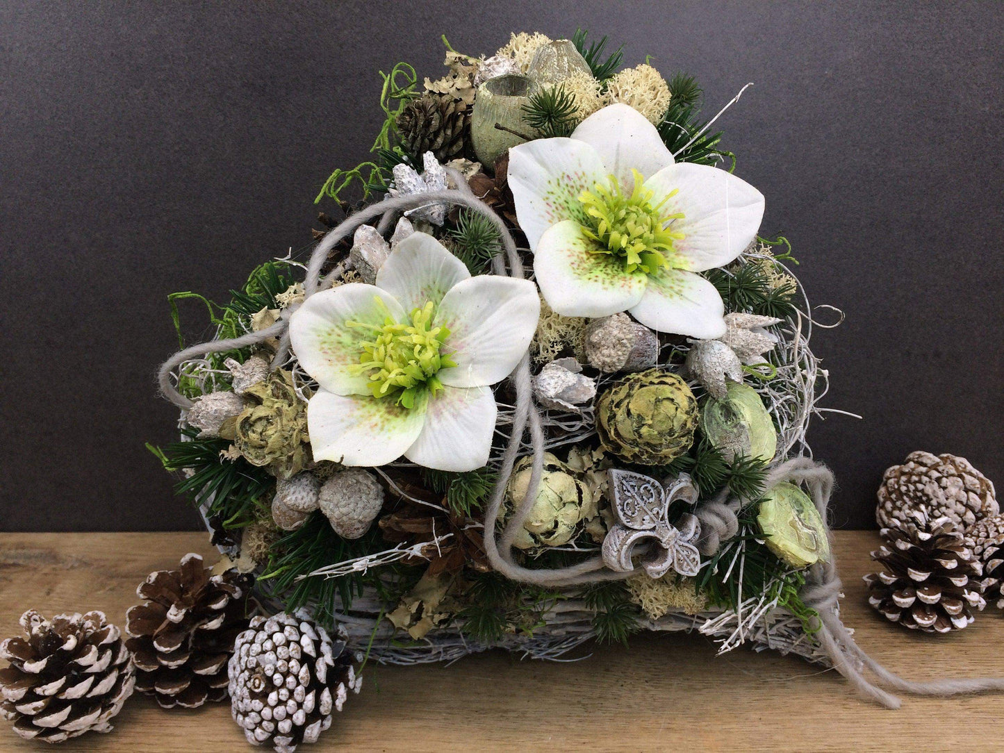 Grabgesteck Allerheiligen Grabschmuck Herz Christrosen Grabdeko Deko Grabdekoration Tanne Eicheln Buchecker Zapfen Exoten – handgemacht aus Seiden- und Kunstblumen, langlebig & pflegeleicht von SarahsFlowerStudio