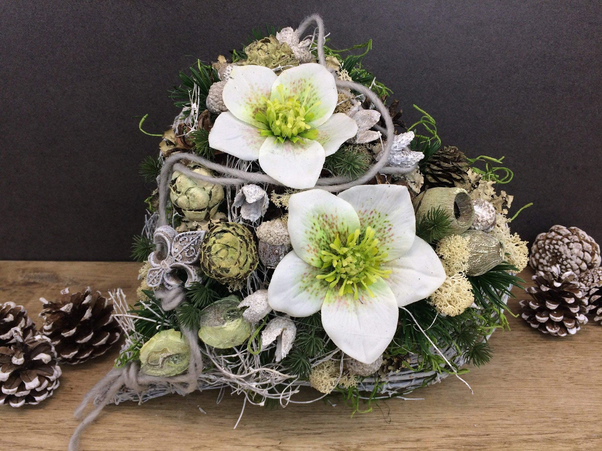 Grabgesteck Allerheiligen Grabschmuck Herz Christrosen Grabdeko Deko Grabdekoration Tanne Eicheln Buchecker Zapfen Exoten – handgemacht aus Seiden- und Kunstblumen, langlebig & pflegeleicht von SarahsFlowerStudio
