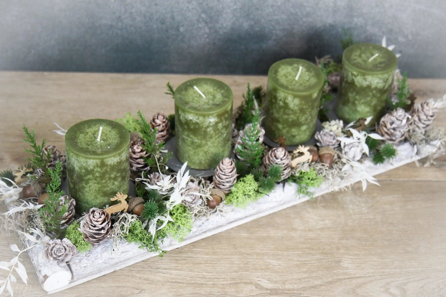 Adventskranz Adventskalender Hirsch Modern Länglich Moos Thuja Zapfen Ruskus Eicheln in zwei verschiedenen Größen L und XL – handgemacht aus Seiden- und Kunstblumen, langlebig & pflegeleicht von SarahsFlowerStudio