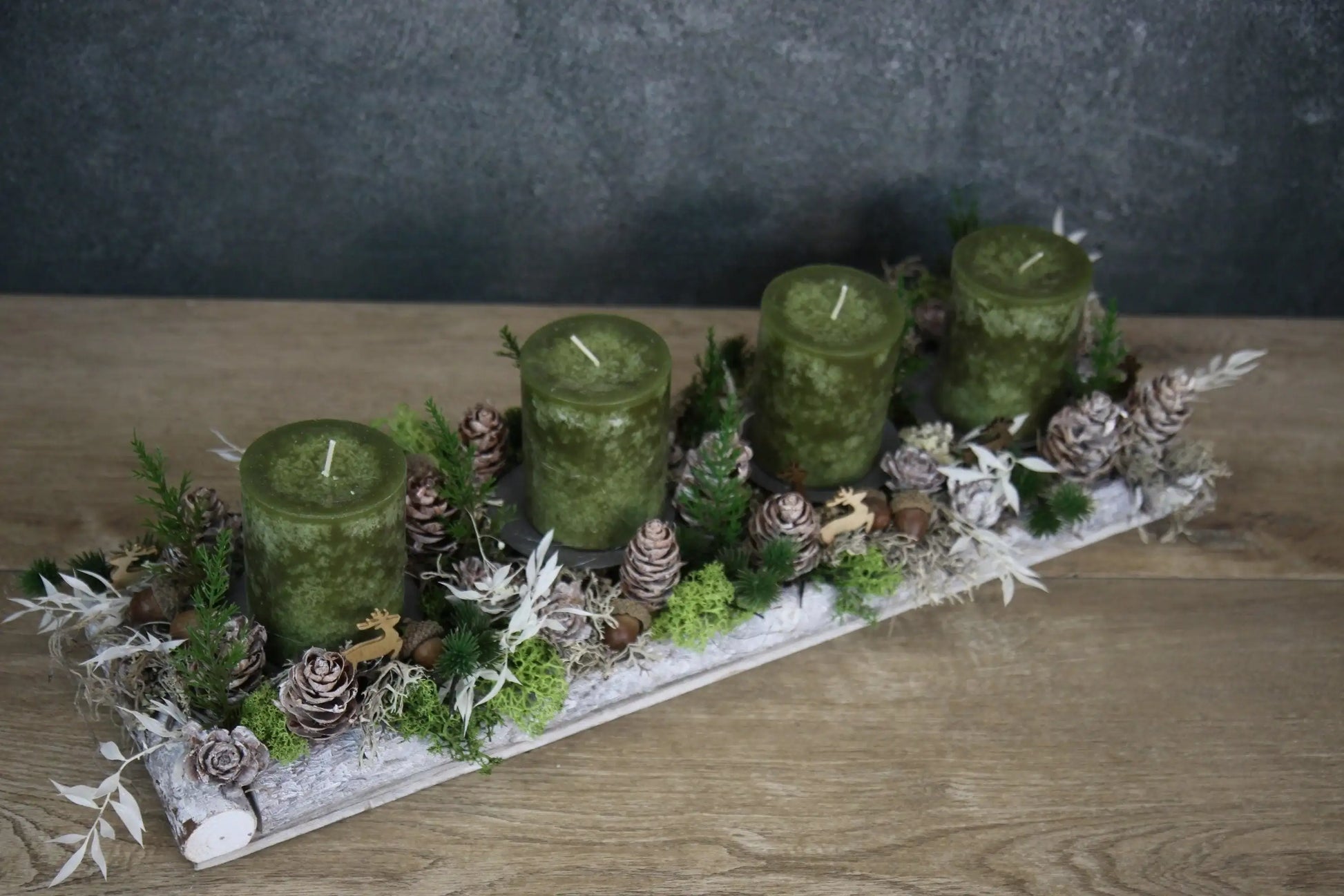 Adventskranz Adventskalender Hirsch Modern Länglich Moos Thuja Zapfen Ruskus Eicheln in zwei verschiedenen Größen L und XL – handgemacht aus Seiden- und Kunstblumen, langlebig & pflegeleicht von SarahsFlowerStudio