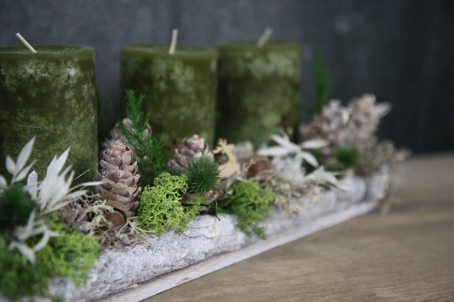 Adventskranz Adventskalender Hirsch Modern Länglich Moos Thuja Zapfen Ruskus Eicheln in zwei verschiedenen Größen L und XL – handgemacht aus Seiden- und Kunstblumen, langlebig & pflegeleicht von SarahsFlowerStudio