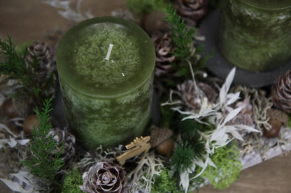 Adventskranz Adventskalender Hirsch Modern Länglich Moos Thuja Zapfen Ruskus Eicheln in zwei verschiedenen Größen L und XL – handgemacht aus Seiden- und Kunstblumen, langlebig & pflegeleicht von SarahsFlowerStudio
