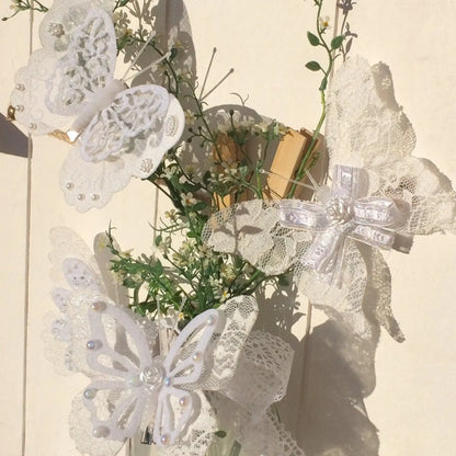 4 Schmetterlinge Weiß Spitze Perlen groß – handgemacht aus Seiden- und Kunstblumen, langlebig & pflegeleicht von SarahsFlowerStudio