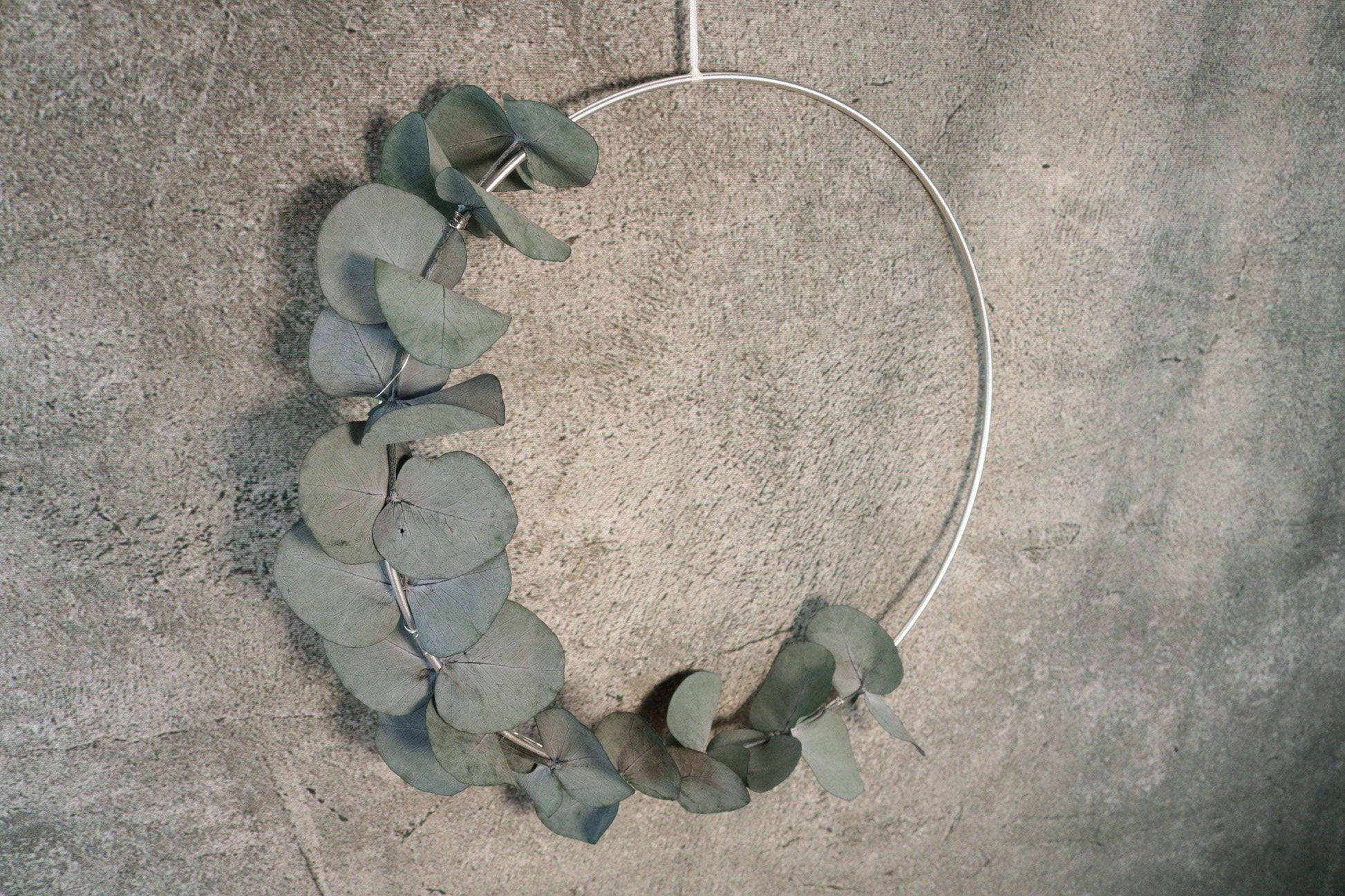 Türkranz Eukalyptus Kranz Ring Wandkranz Trockenblumen Natur Eukalyptus natürlich Hoop Fensterdeko – handgemacht aus Seiden- und Kunstblumen, langlebig & pflegeleicht von SarahsFlowerStudio