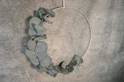 Türkranz Eukalyptus Kranz Ring Wandkranz Trockenblumen Natur Eukalyptus natürlich Hoop Fensterdeko – handgemacht aus Seiden- und Kunstblumen, langlebig & pflegeleicht von SarahsFlowerStudio