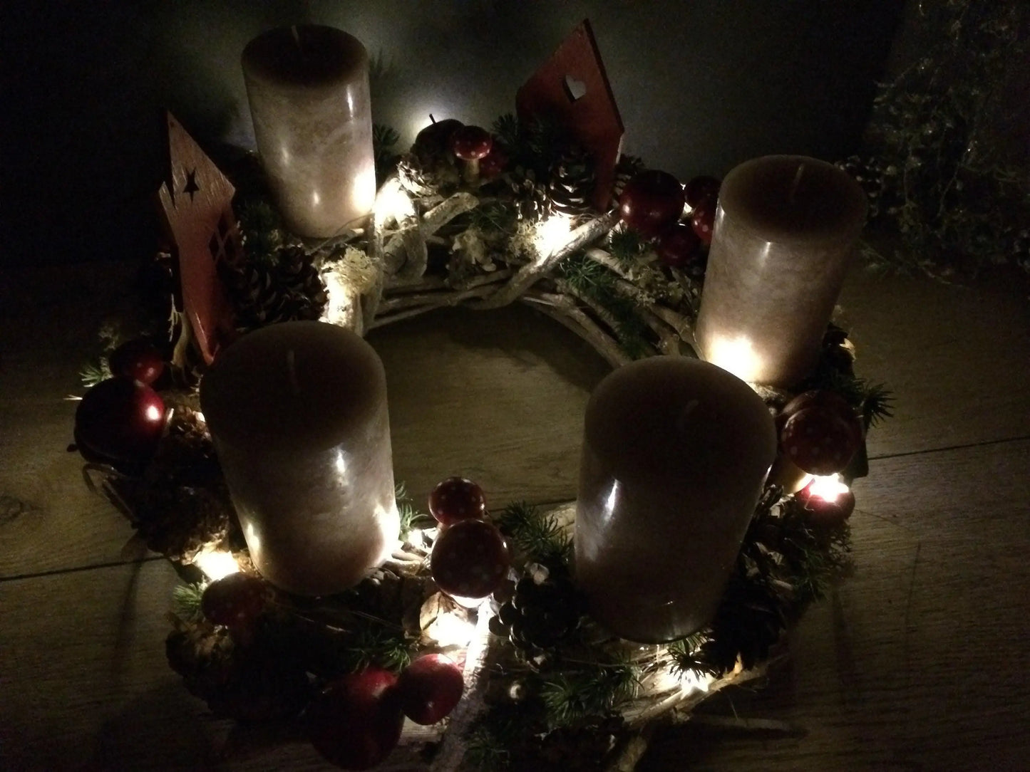 Adventskranz Adventskalender mit 20er LED Lichterkette – handgemacht aus Seiden- und Kunstblumen, langlebig & pflegeleicht von SarahsFlowerStudio