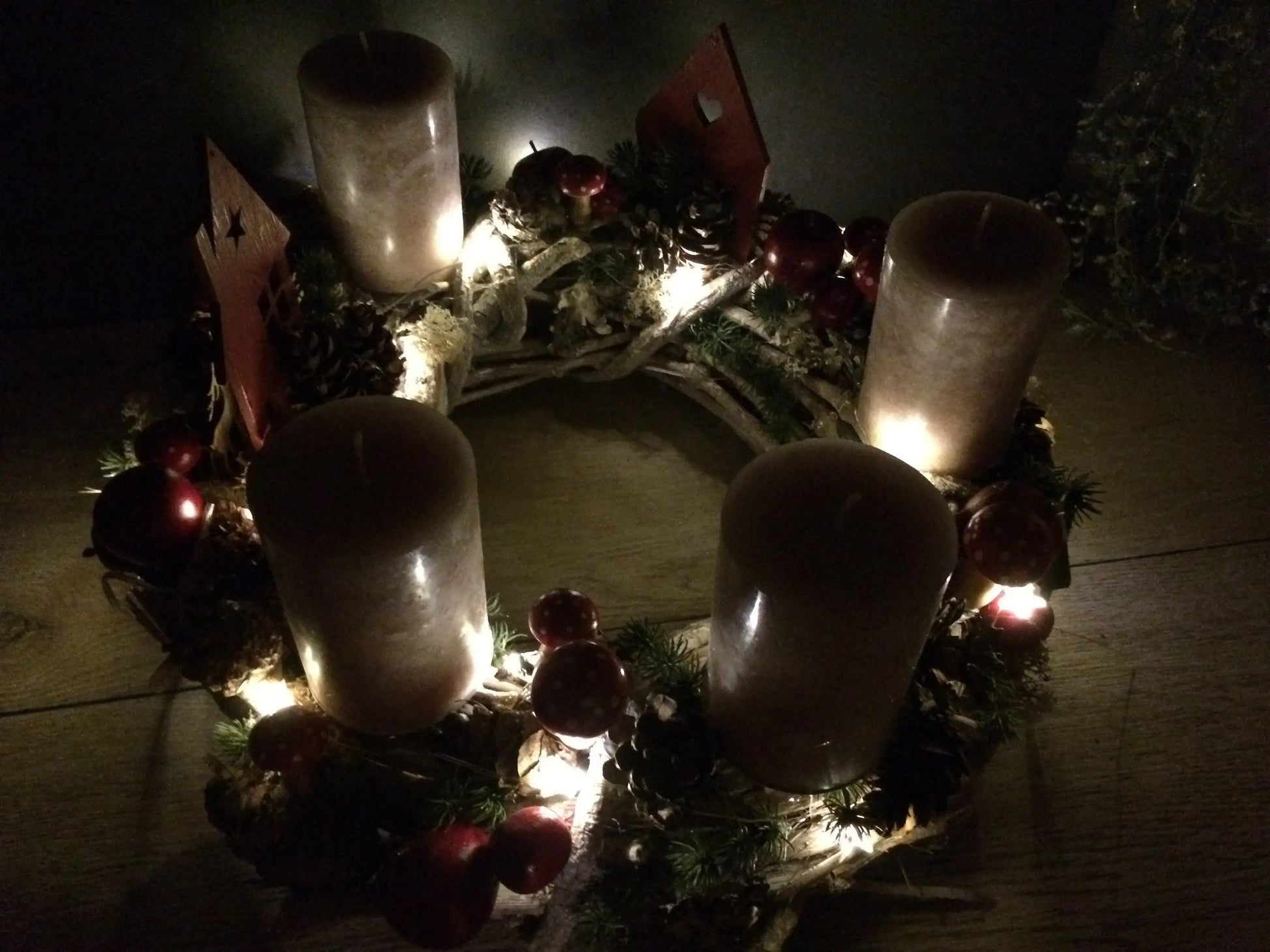 Adventskranz Adventskalender mit 20er LED Lichterkette – handgemacht aus Seiden- und Kunstblumen, langlebig & pflegeleicht von SarahsFlowerStudio