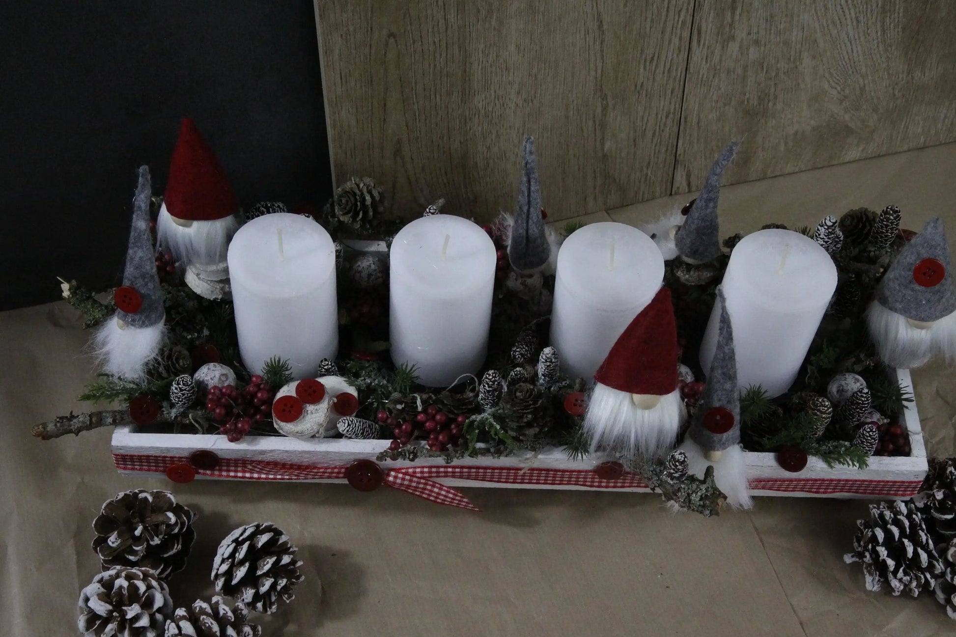 Adventskranz Adventskalender Adventsgesteck Tablett Balken in zwei Größen L oder XL – handgemacht aus Seiden- und Kunstblumen, langlebig & pflegeleicht von SarahsFlowerStudio