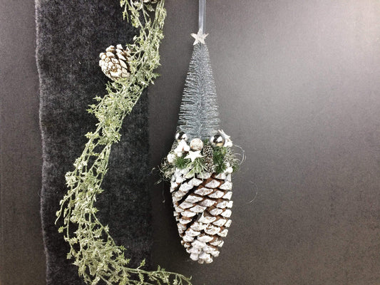 Advent Fenster Fensterschmuck Fensterdeko Deko Weihnachten Zapfen Tannenbaum – handgemacht aus Seiden- und Kunstblumen, langlebig & pflegeleicht von SarahsFlowerStudio