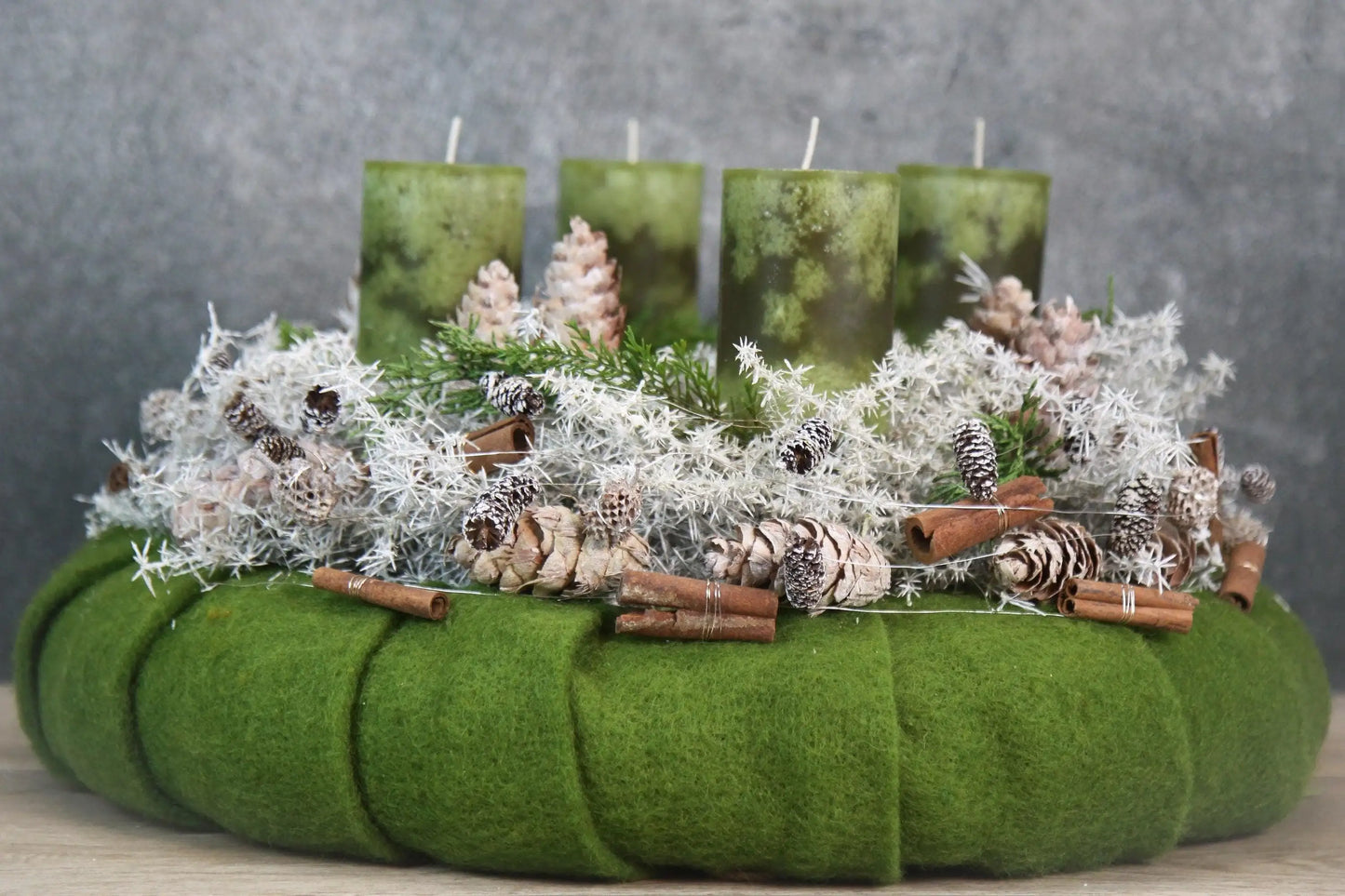 Adventskranz Adventskalender Asparagus Filz Zimt Zapfen Thuja mehrjährig groß rund – handgemacht aus Seiden- und Kunstblumen, langlebig & pflegeleicht von SarahsFlowerStudio
