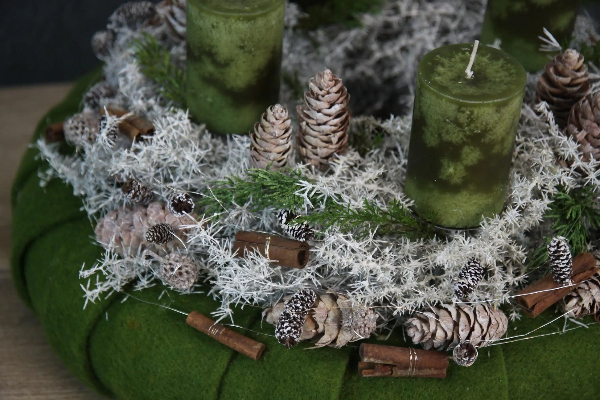 Adventskranz Adventskalender Asparagus Filz Zimt Zapfen Thuja mehrjährig groß rund – handgemacht aus Seiden- und Kunstblumen, langlebig & pflegeleicht von SarahsFlowerStudio