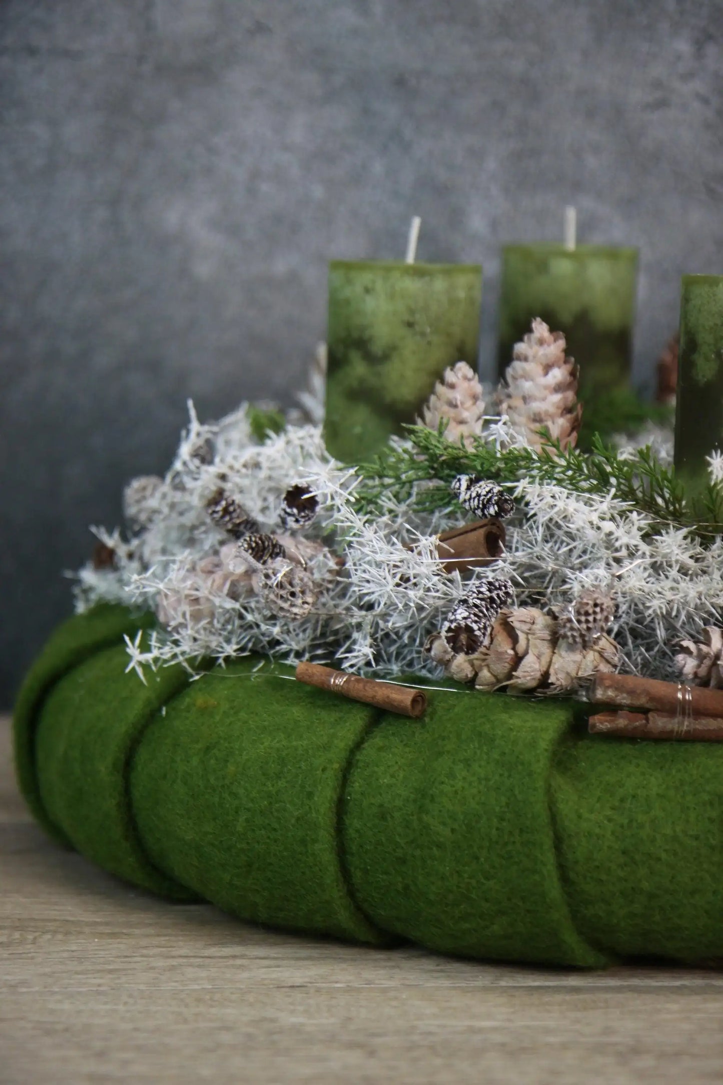 Adventskranz Adventskalender Asparagus Filz Zimt Zapfen Thuja mehrjährig groß rund – handgemacht aus Seiden- und Kunstblumen, langlebig & pflegeleicht von SarahsFlowerStudio