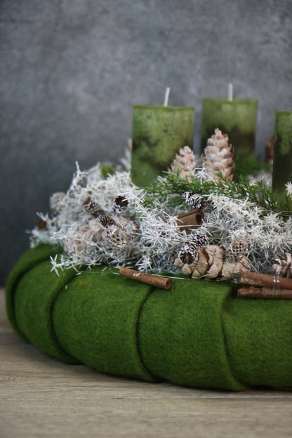 Adventskranz Adventskalender Asparagus Filz Zimt Zapfen Thuja mehrjährig groß rund – handgemacht aus Seiden- und Kunstblumen, langlebig & pflegeleicht von SarahsFlowerStudio