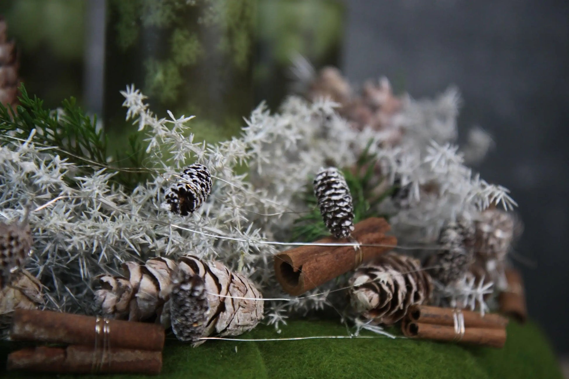 Adventskranz Adventskalender Asparagus Filz Zimt Zapfen Thuja mehrjährig groß rund – handgemacht aus Seiden- und Kunstblumen, langlebig & pflegeleicht von SarahsFlowerStudio