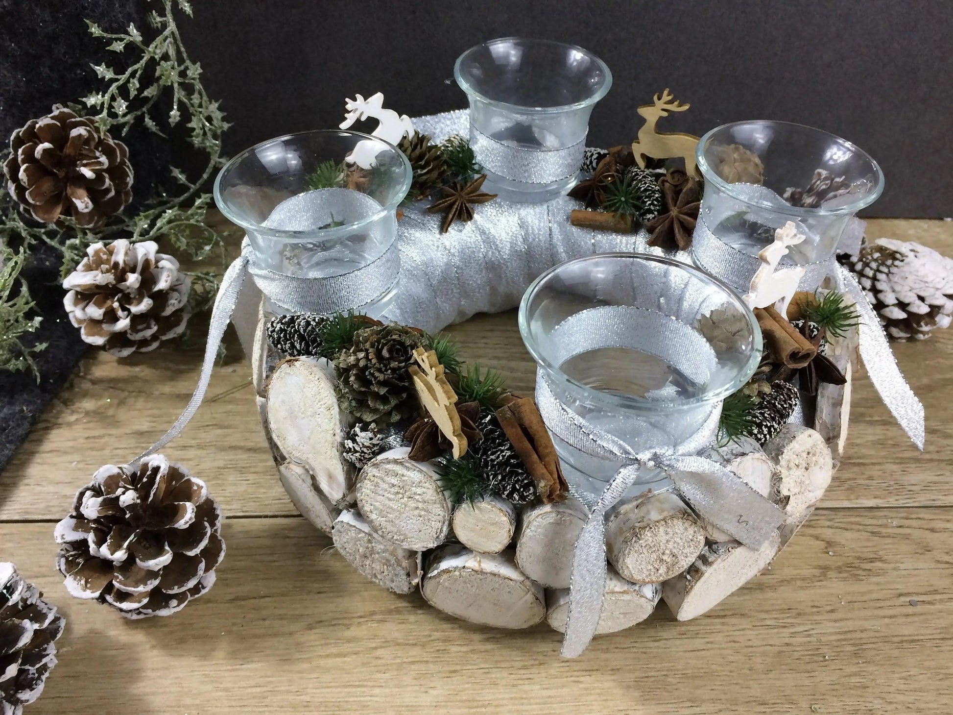 Adventskranz Wunschfarbe Hirsch Zapfen Birke Wunschfarbe Teelicht Anis Zimt – handgemacht aus Seiden- und Kunstblumen, langlebig & pflegeleicht von SarahsFlowerStudio